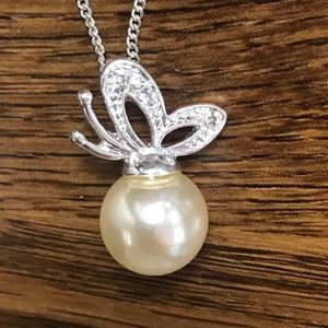 NWT Avon Embellished Butterfly Necklace Cream